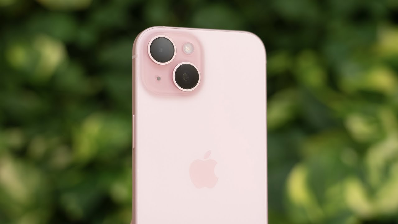 iPhone 15 Plus Hồng dưới điều kiện ánh sáng tốt có gam màu nhẹ nhàng và tươi sáng